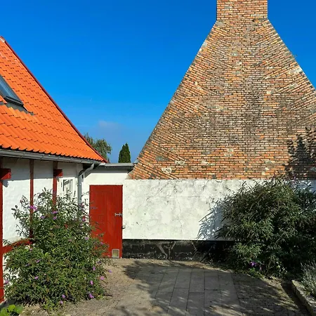 Nyaraló Half-timbered House By Arsdale Harbour